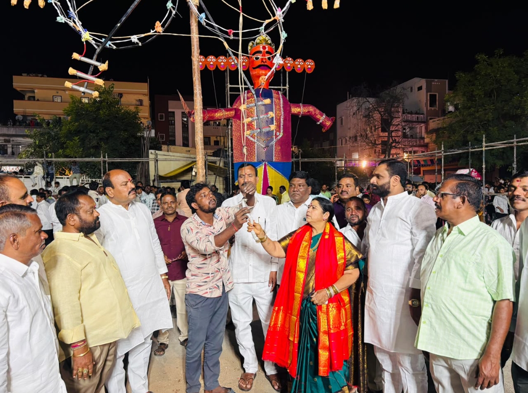 రామచంద్రపురం సండే మార్కెట్‌లో ఘనంగా రావణ దహనం.. బాణసంచా వెలుగులతో దసరా సంబరాలు