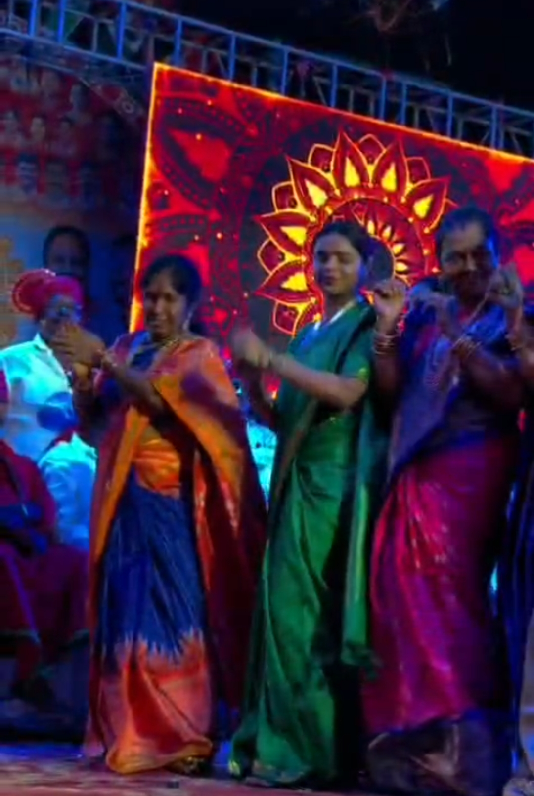 తెల్లాపూర్‌లో వైభవంగా బతుకమ్మ సంబరాలు.. మధుప్రియ పాటలతో హోరెత్తిన వేడుకలు