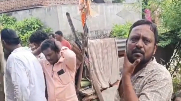 ఇంటి వివాదం పై తుమ్మలపల్లి సర్పంచ్ దాడి ఇంటి వివాదం పై తుమ్మలపల్లి సర్పంచ్ దాడి