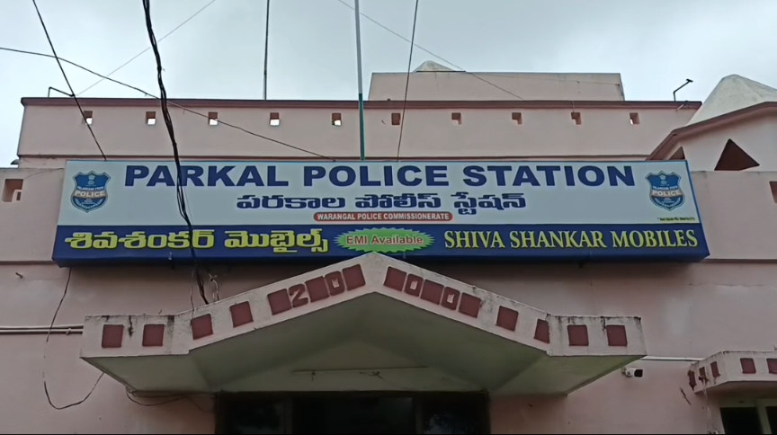 దసరా విధుల్లో మహిళా కానిస్టేబుల్‌పై దాడి..  కత్తితో దాడికి యత్నించిన వ్యక్తిని అడ్డుకున్న మహిళా