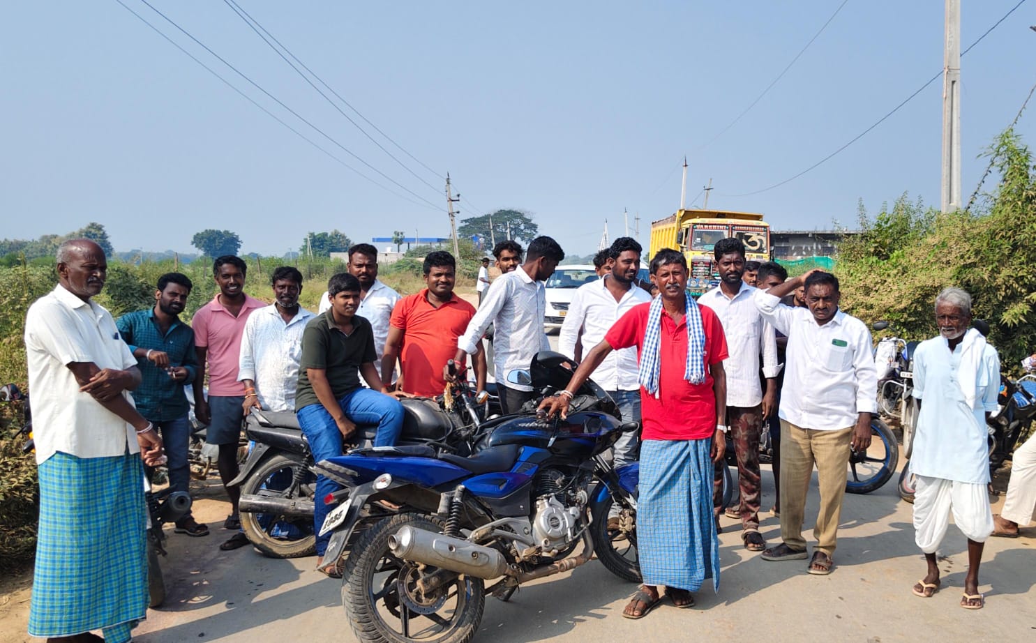కాంట్రాక్టర్ నిర్లక్ష్యమా? అధికారుల అలసత్వమా? ఎనిమిది నెలలుగా రోడ్డు పనులు పెండింగ్!