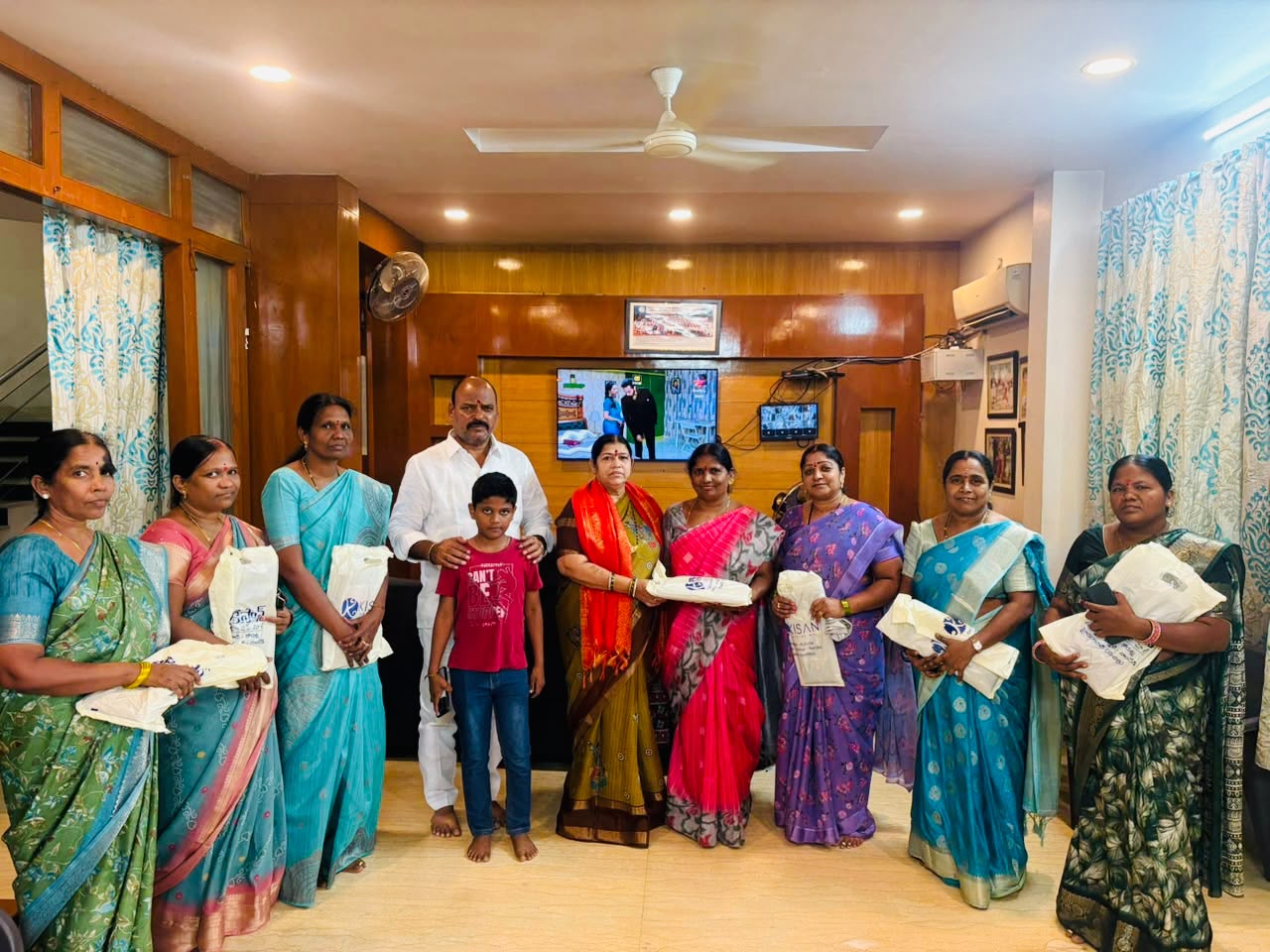 అంగన్‌వాడీ టీచర్లకు దసరా కానుకలు అందజేసిన మాజీ కార్పొరేటర్ బూరుగడ్డ పుష్పనగేష్