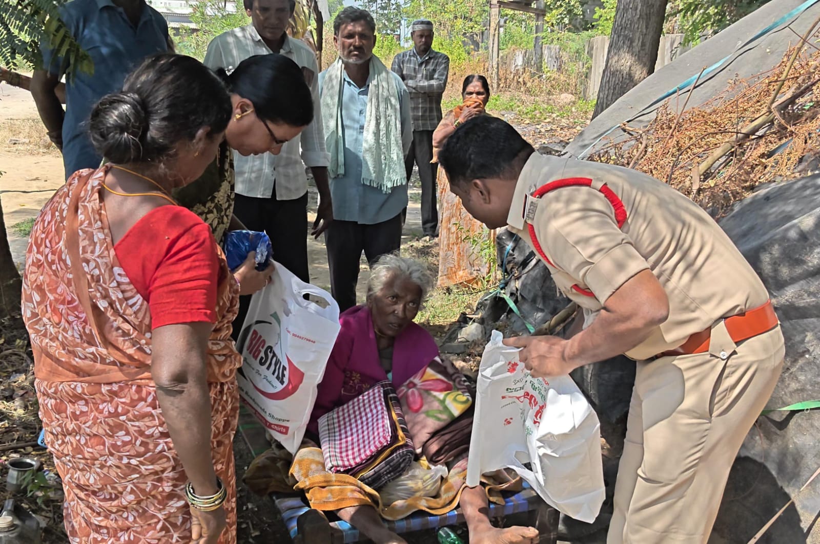 రోడ్డు పక్కన దీనావస్థలో వృద్ధురాలు.అండగా నిలిచిన దామెర ఎస్సై