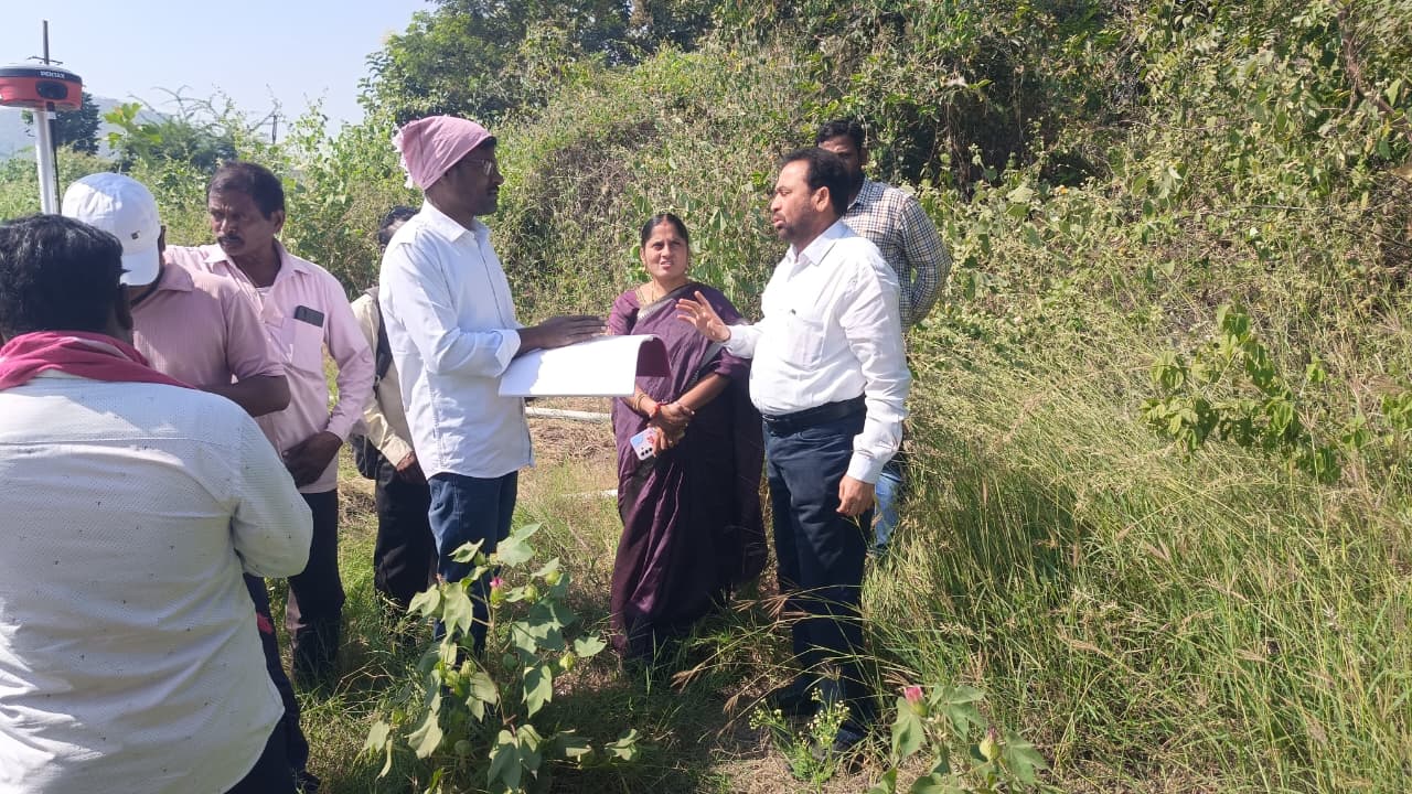 కామారెడ్డిపల్లిలో భూముల రీ-సర్వే పరిశీలించిన పరకాల ఆర్డీఓ డి.ఎస్. వెంకన్న