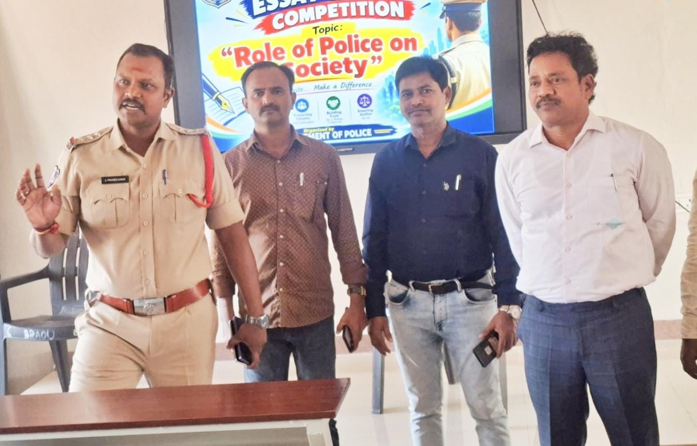 పరకాల డిగ్రీ కళాశాలలో 'సమాజంలో పోలీసుల పాత్ర' పై వ్యాసరచన పోటీలు