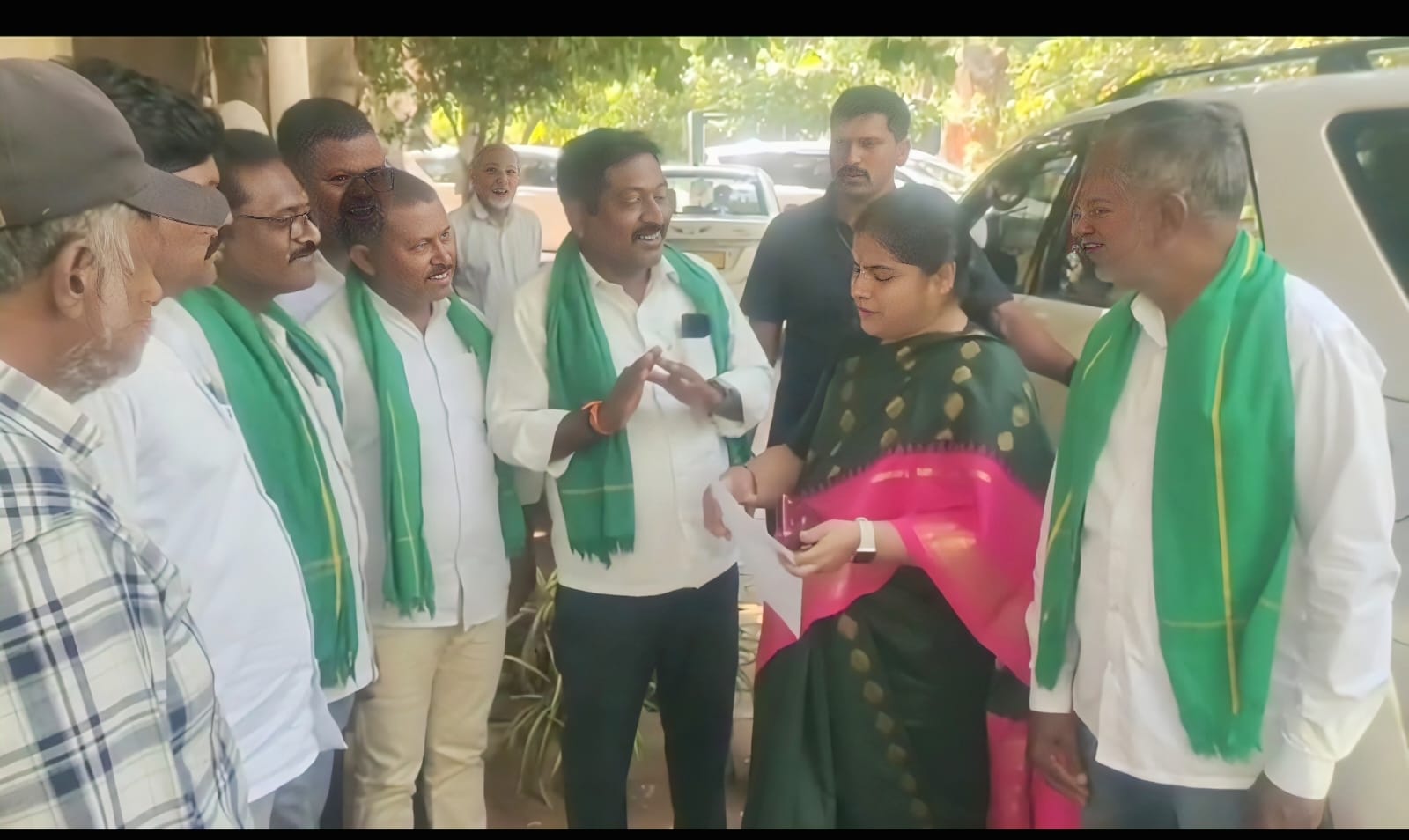 వరంగల్‌ను కరువు జిల్లాగా ప్రకటించాలి.పంట నష్టపరిహారం అందించి,రుణాలు మాఫీ చేయాలి
