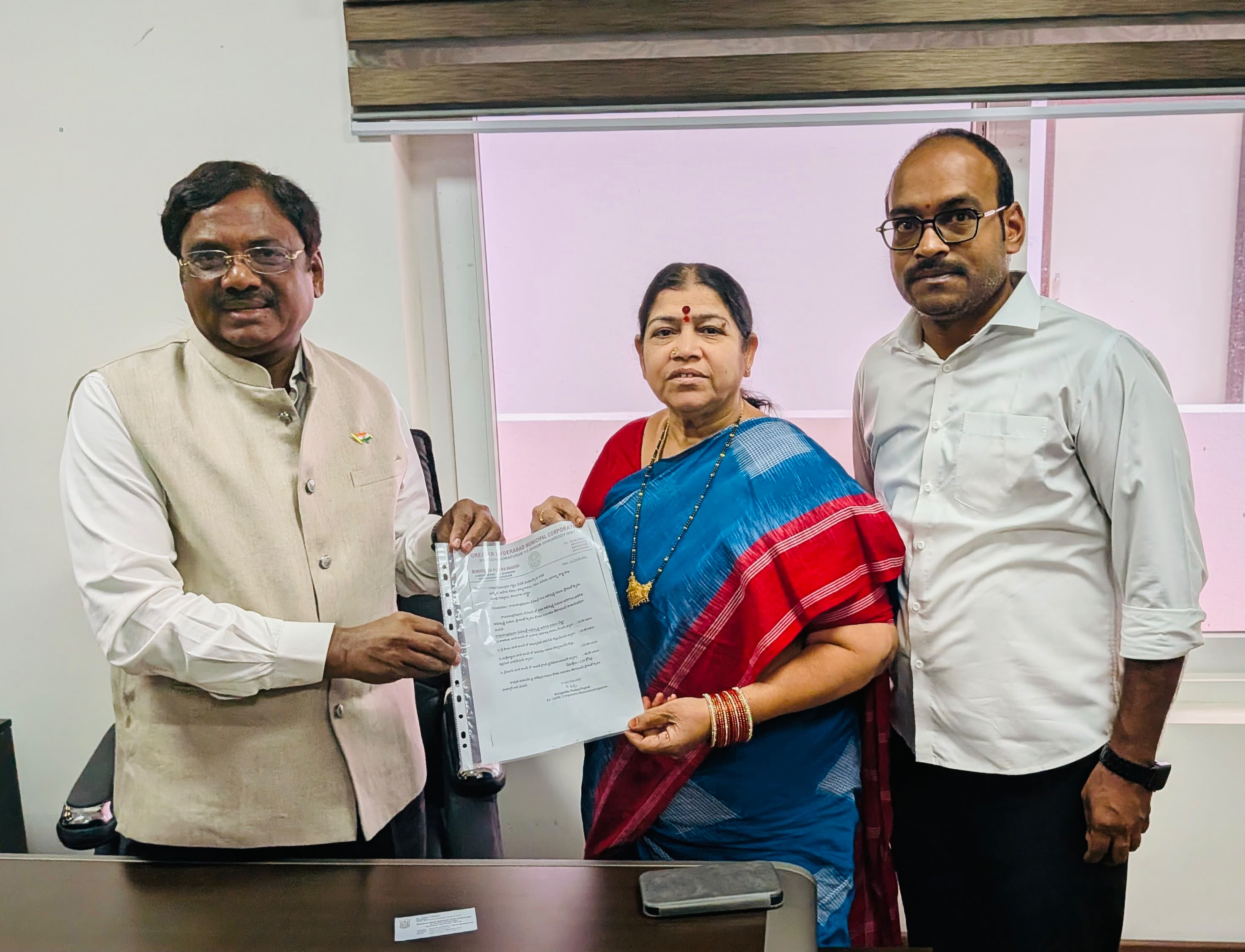 మెదక్ జిల్లా ఇంచార్జ్ మంత్రి వివేక్ వెంకటస్వామిని కలిసిన తాజా మాజీ కార్పొరేటర్ బూరుగడ్డ పుష్పనగేష్