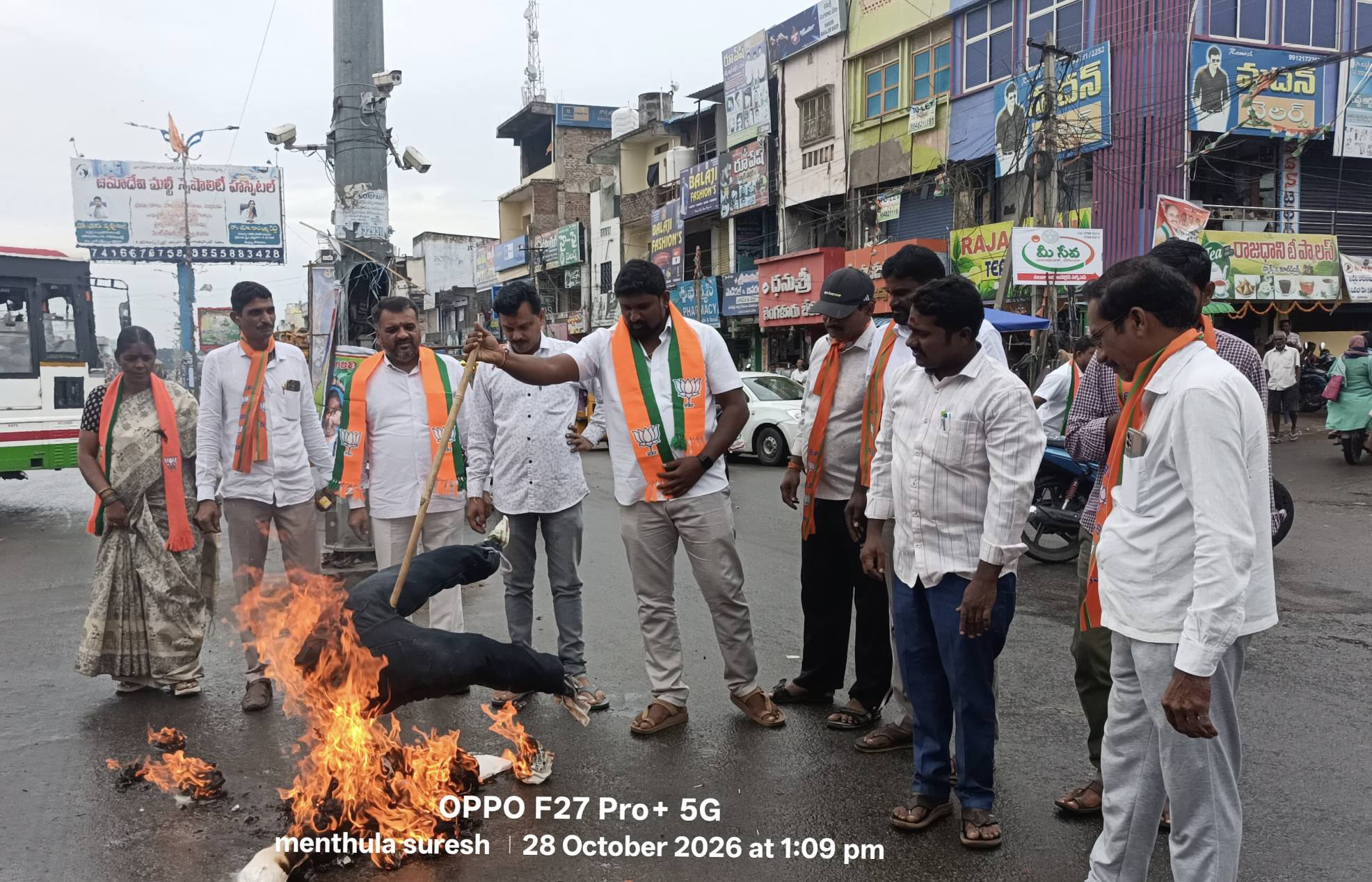 మోదీపై ఖర్గే వ్యాఖ్యలకు బీజేపీ నిరసన..   పరకాలలో కాంగ్రెస్ దిష్టిబొమ్మ దహనం!