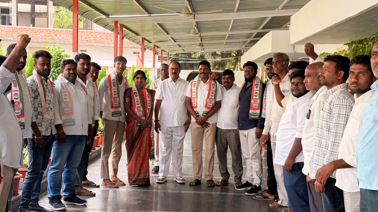 చర్లపల్లిలో కాంగ్రెస్‌కు జోష్‌.సర్పంచ్‌తో పాటు 20 మంది పార్టీలో చేరిక!