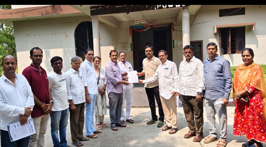 తెల్లాపూర్లో అక్రమ వాటర్ ట్యాంకర్ల వ్యాపారంపై కొరడా.. తహసీల్దార్కు కాంగ్రెస్ నేతల వినతిపత్రం తెల్లాపూర్లో అక్రమ వాటర్ ట్యాంకర్ల వ్యాపారంపై కొరడా.. తహసీల్దార్కు కాంగ్రెస్ నేతల వినతిపత్రం