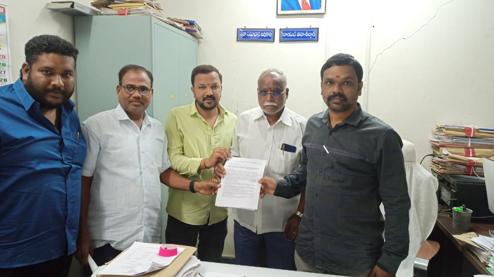 ​తెల్లాపూర్‌లో అక్రమ నీటి మాఫియాపై కొరడా: 3 వాటర్ ట్యాంకర్లు సీజ్.. అధికారులకు ప్రజా వినతి